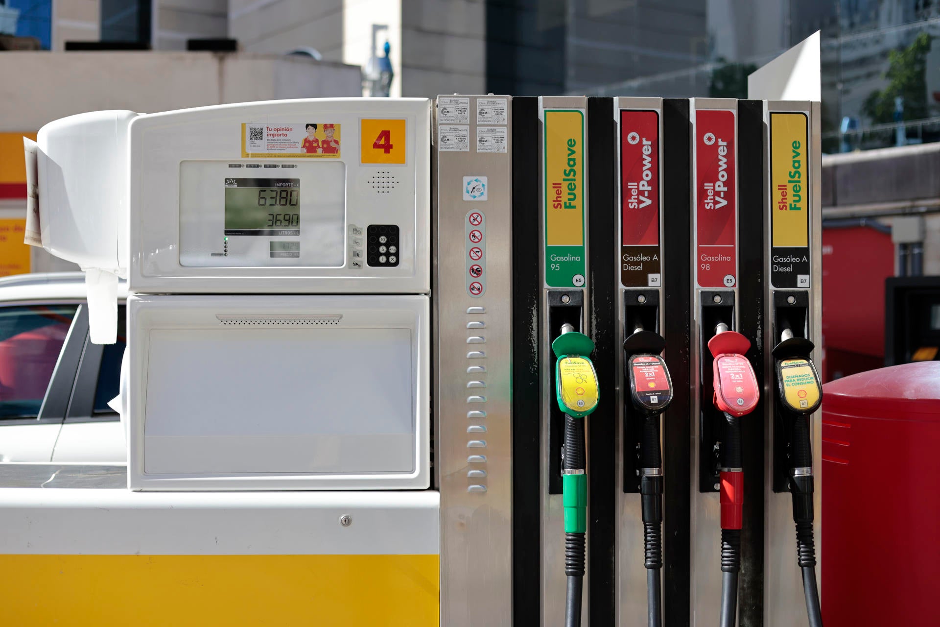 Oferta de derivados del petróleo en una estación de servicio de Madrid, en una imagen de archivo. Oferta de derivados del petróleo en una estación de servicio de Madrid, en una imagen de archivo.