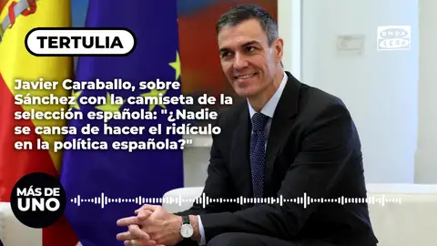 Javier Caraballo, sobre Sánchez con la camiseta de la selección española: "¿Nadie se cansa de hacer el ridículo en la política española?" Javier Caraballo, sobre Sánchez con la camiseta de la selección española: "¿Nadie se cansa de hacer el ridículo en la política española?"