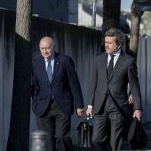 El exministro del Interior Jorge Fernández Díaz (i) a su llegada al primer día del juicio de la Operación Kitchen, en la Audiencia Nacional