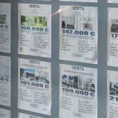 Anuncios de pisos en venta en una inmobilaria de Elche.