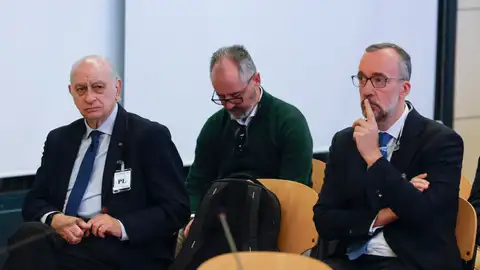 El exministro del Interior con el PP Jorge Fernández Díaz (i) y su número dos, Francisco Martínez (d), ex secretario de Estado de Seguridad, sentados en el banquillo. El exministro del Interior con el PP Jorge Fernández Díaz (i) y su número dos, Francisco Martínez (d), ex secretario de Estado de Seguridad, sentados en el banquillo.