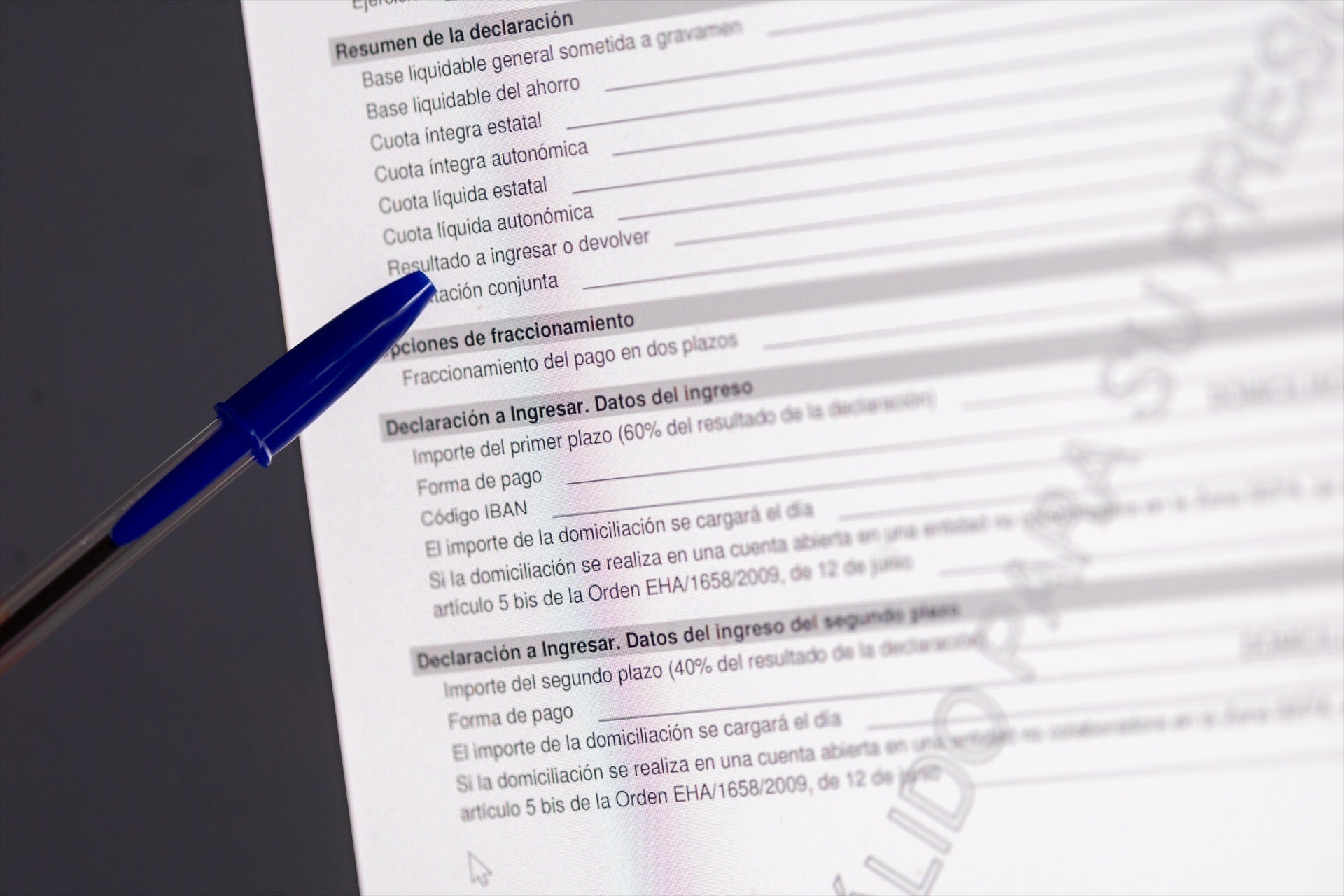 Una persona cumplimenta la declaración de la Renta en una imagen de archivo. Una persona cumplimenta la declaración de la Renta en una imagen de archivo.