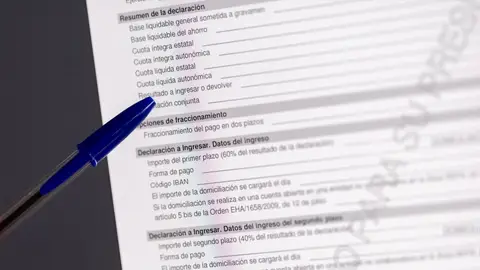 Una persona cumplimenta la declaración de la Renta en una imagen de archivo. Una persona cumplimenta la declaración de la Renta en una imagen de archivo.
