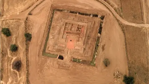 Cancho Roano celebra los 25 años de apertura al público con talleres infantiles, una visita guiada y una conferencia Cancho Roano celebra los 25 años de apertura al público con talleres infantiles, una visita guiada y una conferencia