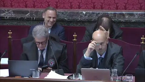 La risa de Ábalos ante las palabras de Jéssica por el piso de Plaza de España: "Le podría haber dicho muchas cosas más" La risa de Ábalos ante las palabras de Jéssica por el piso de Plaza de España: "Le podría haber dicho muchas cosas más"