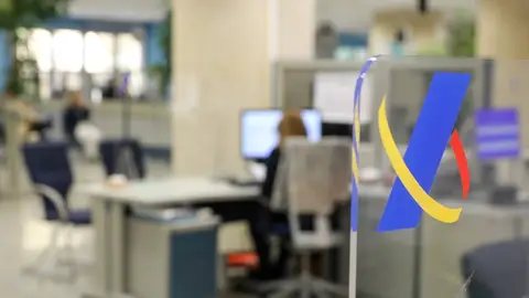 Fotografía de archivo de una empleada que trabaja en una oficina de la Agencia Tributaria. Fotografía de archivo de una empleada que trabaja en una oficina de la Agencia Tributaria.