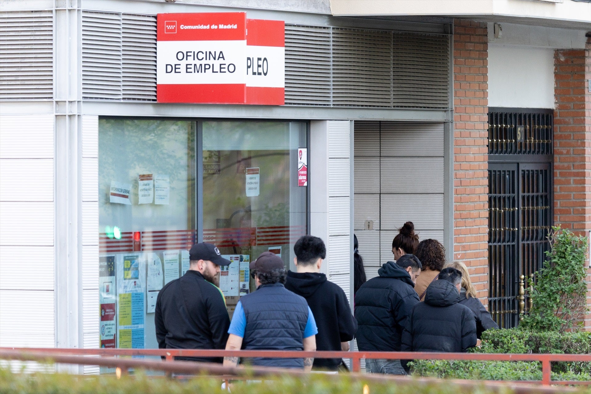 Varias personas hacen cola en una Oficina de Empleo, a 6 de abril de 2026, en Madrid (España) Varias personas hacen cola en una Oficina de Empleo, a 6 de abril de 2026, en Madrid (España)