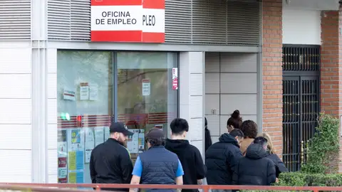Varias personas hacen cola en una Oficina de Empleo, a 6 de abril de 2026, en Madrid (España) Varias personas hacen cola en una Oficina de Empleo, a 6 de abril de 2026, en Madrid (España)