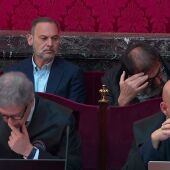 El exministro José Luis Ábalos y Koldo García (tapando su cara) durante la primera jornada del juicio de las mascarillas/ Señal institucional