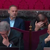 El exministro José Luis Ábalos y Koldo García (tapando su cara) durante la primera jornada del juicio de las mascarillas/ Señal institucional El exministro José Luis Ábalos y Koldo García (tapando su cara) durante la primera jornada del juicio de las mascarillas/ Señal institucional