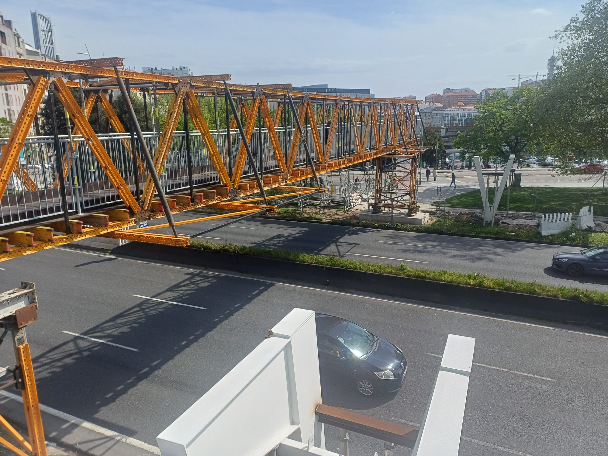 Corte de tráfico en Alfonso Molina las noches del martes y del miércoles para instalar la nueva pasarela peatonal Corte de tráfico en Alfonso Molina las noches del martes y del miércoles para instalar la nueva pasarela peatonal