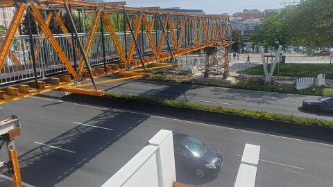 Cortes de tráfico en Alfonso Molina para la instalación de la nueva pasarela Cortes de tráfico en Alfonso Molina para la instalación de la nueva pasarela