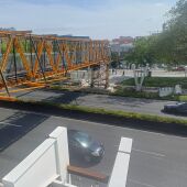 Cortes de tráfico en Alfonso Molina para la instalación de la nueva pasarela 