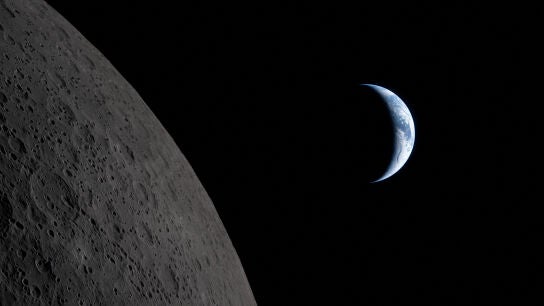 Vista de la Tierra pasando por detr&aacute;s de la Luna, fotografiada a trav&eacute;s de la ventana de la nave espacial Ori&oacute;n el 6 de abril de 2026, durante el sobrevuelo de la tripulaci&oacute;n de Artemis II.