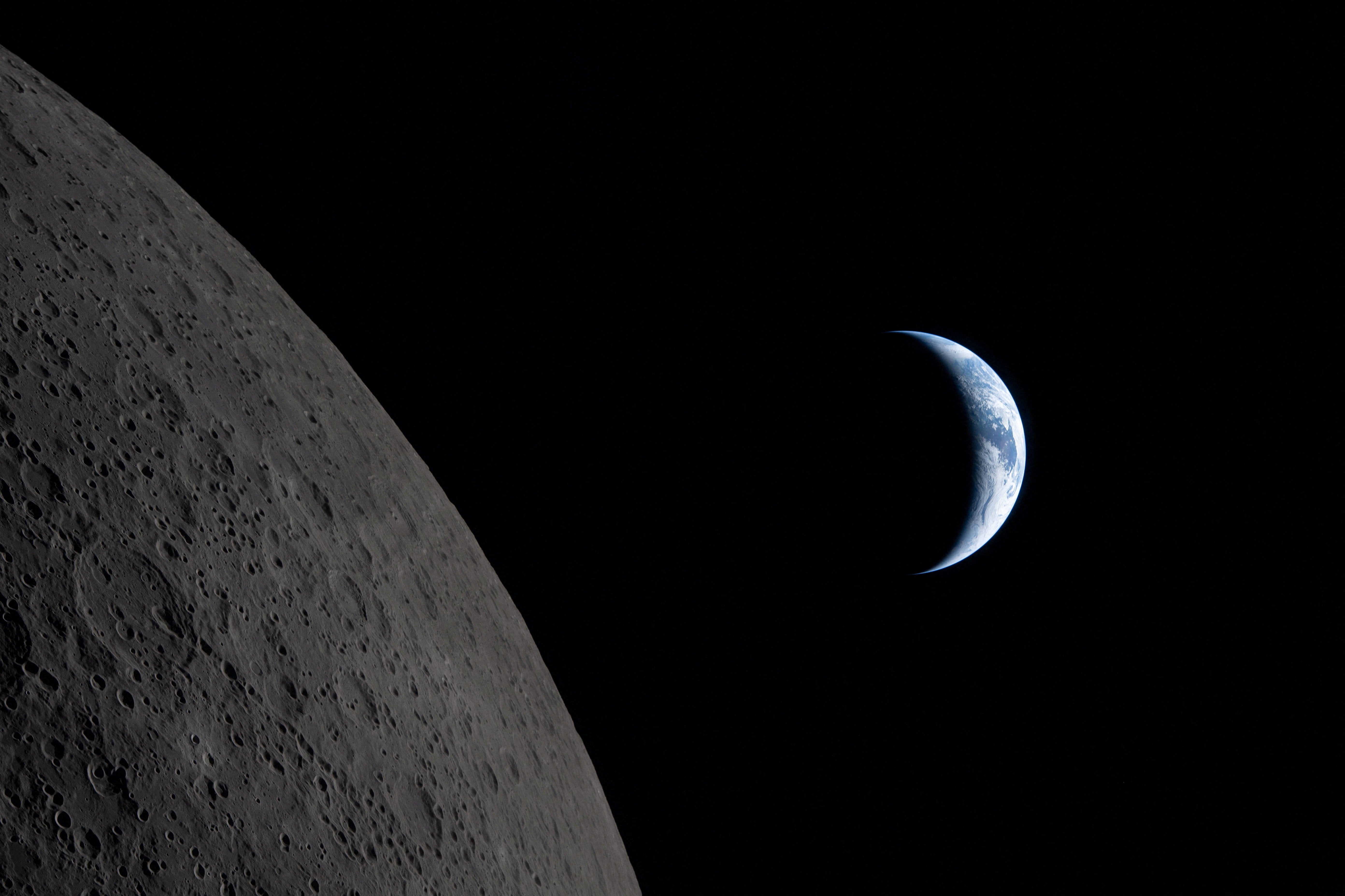 Vista de la Tierra pasando por detrás de la Luna, fotografiada a través de la ventana de la nave espacial Orión el 6 de abril de 2026, durante el sobrevuelo de la tripulación de Artemis II. Vista de la Tierra pasando por detrás de la Luna, fotografiada a través de la ventana de la nave espacial Orión el 6 de abril de 2026, durante el sobrevuelo de la tripulación de Artemis II.