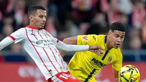 Mouriño pulsa con Ounahi por un balón en Montilivi Mouriño pulsa con Ounahi por un balón en Montilivi