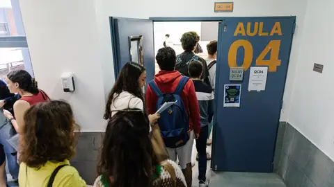 Imagen de archivo de alumnos en la puerta de un aula de universidad. Imagen de archivo de alumnos en la puerta de un aula de universidad.