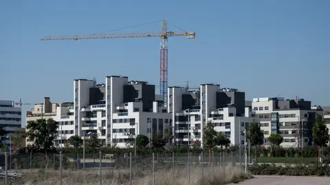 Una grúa en una zona de construcción de edificios. Una grúa en una zona de construcción de edificios.