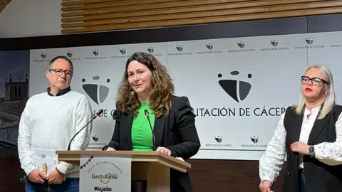 El acto lo ha presentado la diputada provincial María Toscano junto a Mané Miranda, organizador y promotor del evento e Isabel Ruiz, concejala de Comercio del Ayuntamiento de Miajadas. El acto lo ha presentado la diputada provincial María Toscano junto a Mané Miranda, organizador y promotor del evento e Isabel Ruiz, concejala de Comercio del Ayuntamiento de Miajadas.
