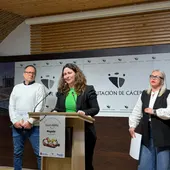 El acto lo ha presentado la diputada provincial María Toscano junto a Mané Miranda, organizador y promotor del evento e Isabel Ruiz, concejala de Comercio del Ayuntamiento de Miajadas. El acto lo ha presentado la diputada provincial María Toscano junto a Mané Miranda, organizador y promotor del evento e Isabel Ruiz, concejala de Comercio del Ayuntamiento de Miajadas.