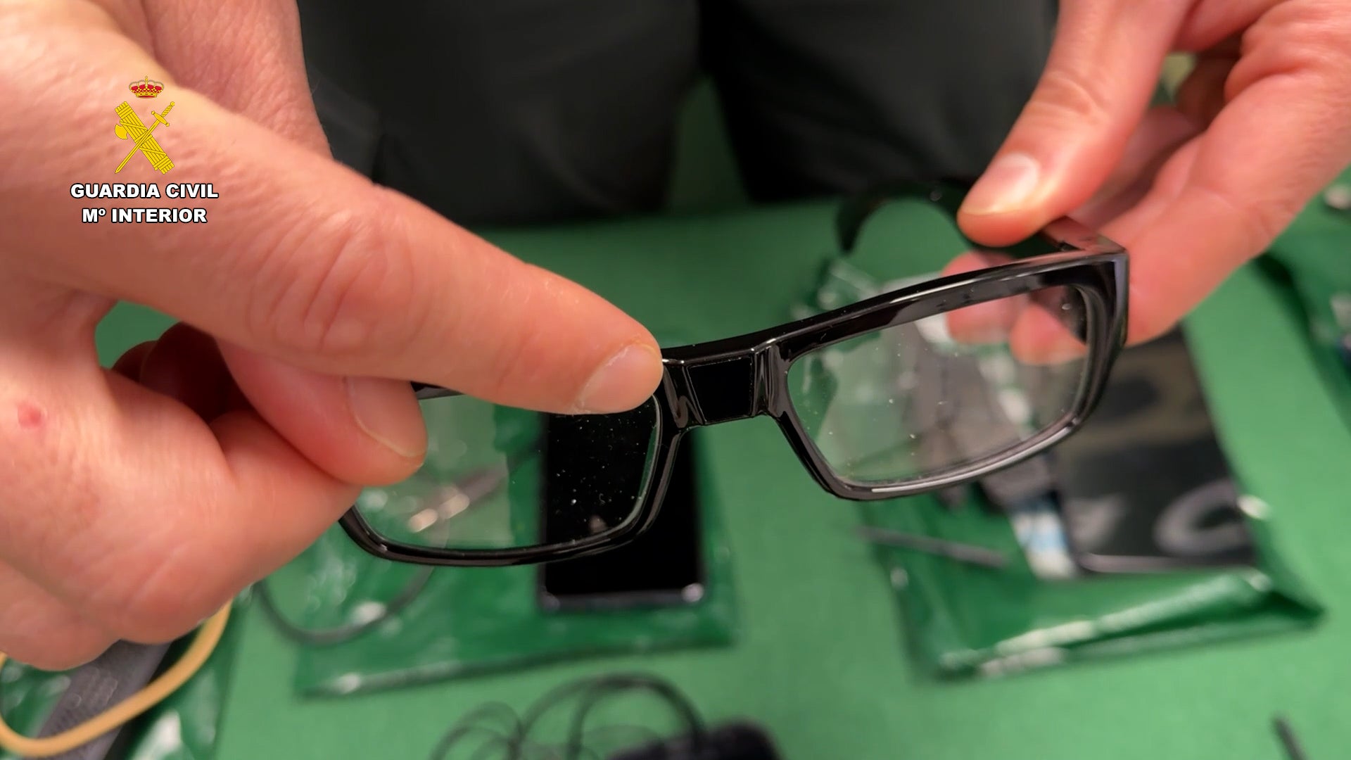 La Guardia Civil en La Rioja detecta gafas inteligentes en exámenes de conducir La Guardia Civil en La Rioja detecta gafas inteligentes en exámenes de conducir
