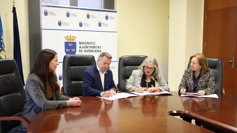 La presidenta de la Cámara de Comercio, Lola Guillamón, y el alcalde de Burriana, Jorge Monferrer firman el acuerdo. La presidenta de la Cámara de Comercio, Lola Guillamón, y el alcalde de Burriana, Jorge Monferrer firman el acuerdo.