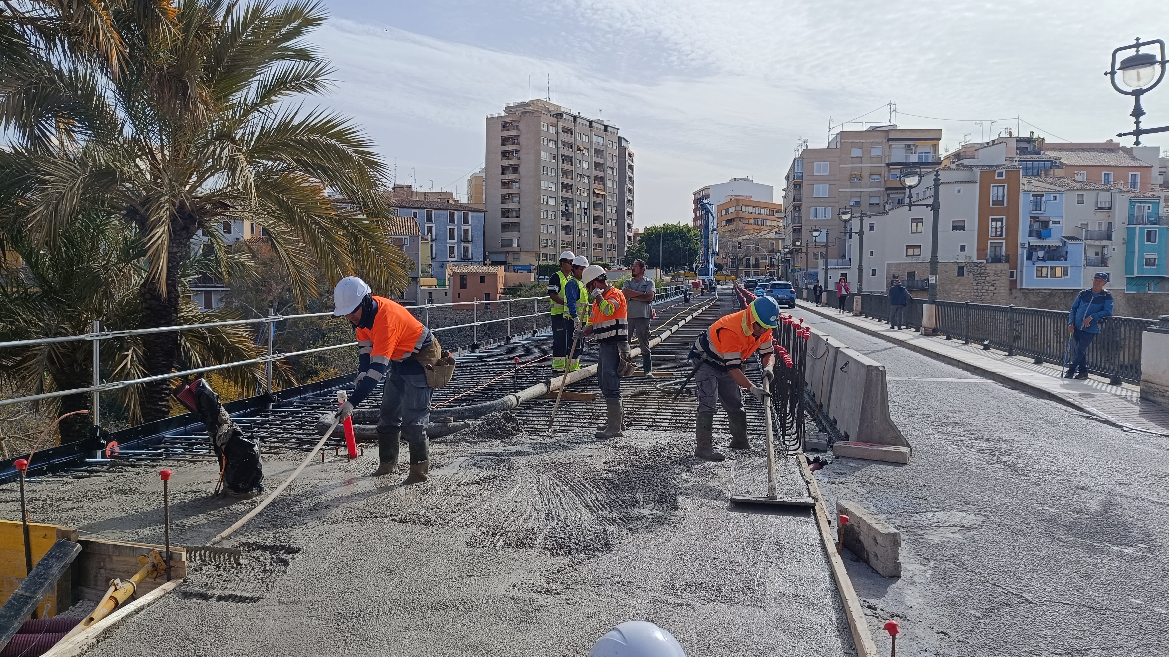Las obras del puente sobre el río Amadorio de Villajoyosa avanzan con el hormigonado de la losa que permitirá ampliar la anchura Las obras del puente sobre el río Amadorio de Villajoyosa avanzan con el hormigonado de la losa que permitirá ampliar la anchura