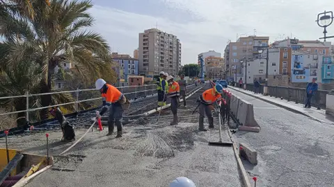 Las obras del puente sobre el río Amadorio de Villajoyosa avanzan con el hormigonado de la losa que permitirá ampliar la anchura Las obras del puente sobre el río Amadorio de Villajoyosa avanzan con el hormigonado de la losa que permitirá ampliar la anchura