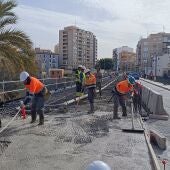 Las obras del puente sobre el río Amadorio de Villajoyosa avanzan con el hormigonado de la losa que permitirá ampliar la anchura