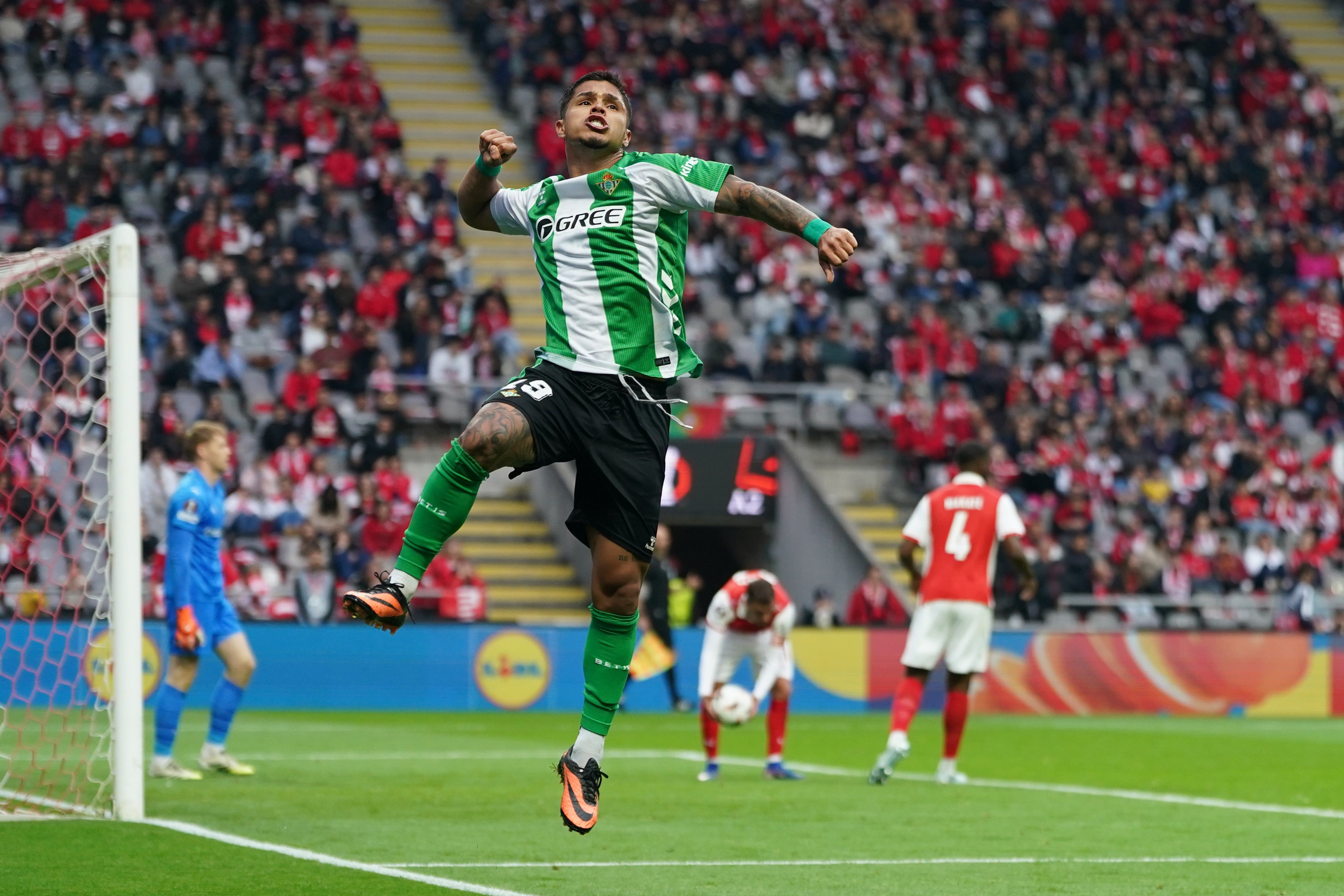 El Betis reacciona a medias en Braga y decidirá La Cartuja El Betis reacciona a medias en Braga y decidirá La Cartuja