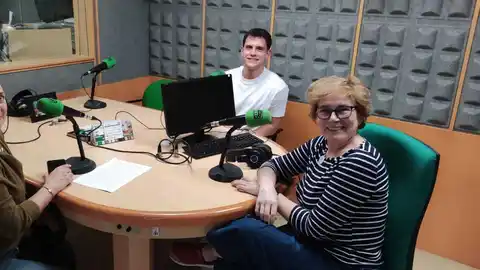 Recibimos a visita de Ana Santos desde o colectivo pontevedrés “De Vella a Bella” en compañía do fisioterapeuta Jacobo Sineiro e da presidenta de Apropark, Begoña Cerqueiro. De vella a bella en Más de Uno Pontevedra