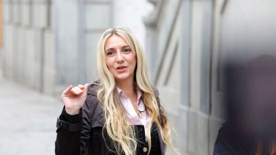 Claudia Montes hace declaraciones a los medios a su llegada al Tribunal Supremo/ EFE/Zipi Arag&oacute;n