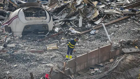 Trabajadores realizan tareas de retirada de los vagores en el punto de las vías donde tuvo lugar el accidente de trenes de Adamuz, Trabajadores realizan tareas de retirada de los vagores en el punto de las vías donde tuvo lugar el accidente de trenes de Adamuz,