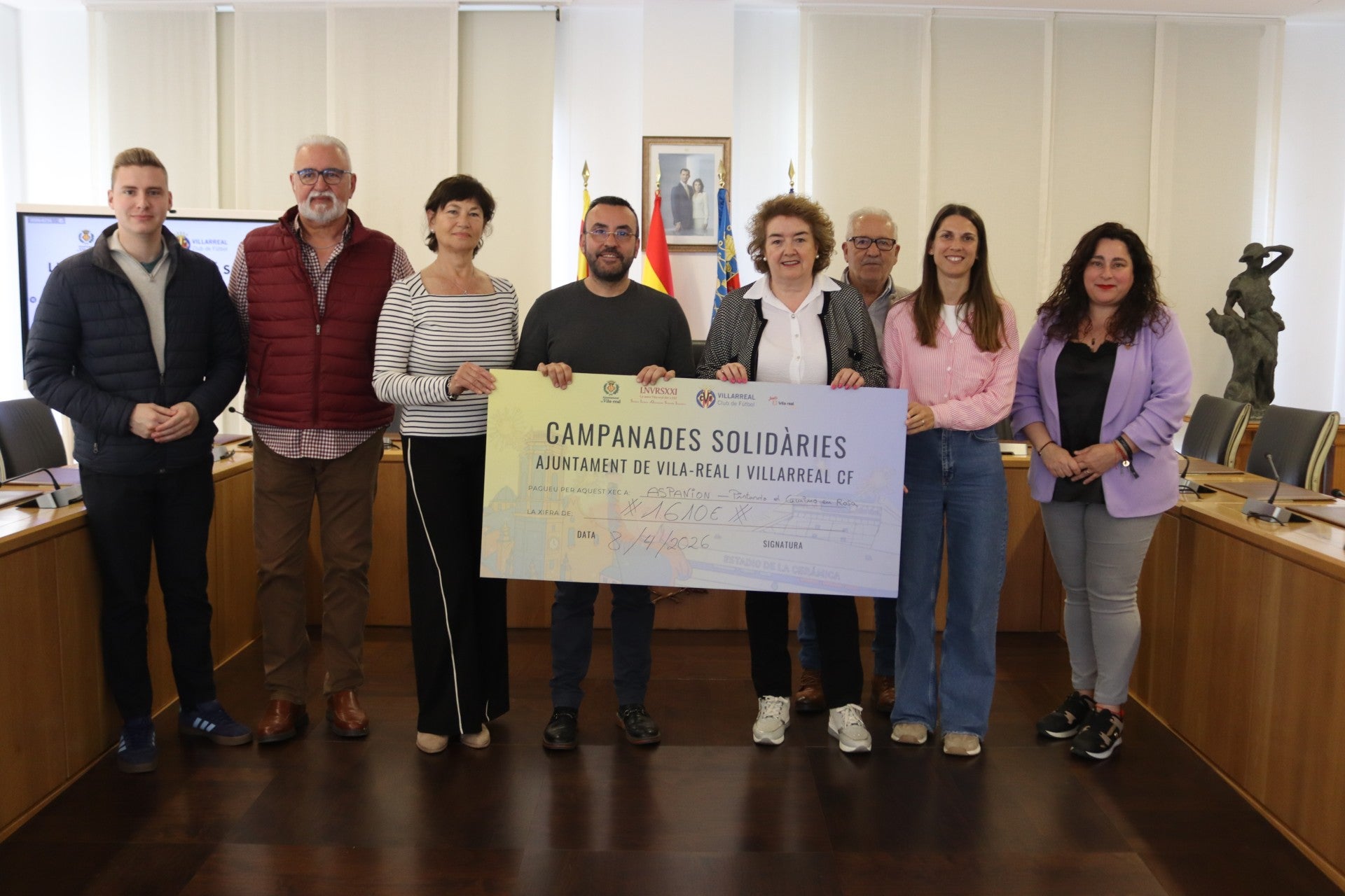 El Ayuntamiento de Vila-real entrega un cheque solidario a la asociación Pintando el Camino en rosa El Ayuntamiento de Vila-real entrega un cheque solidario a la asociación Pintando el Camino en rosa