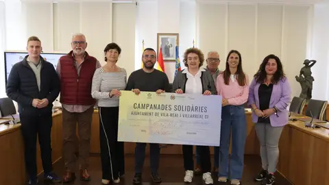 El Ayuntamiento de Vila-real entrega un cheque solidario a la asociación Pintando el Camino en rosa El Ayuntamiento de Vila-real entrega un cheque solidario a la asociación Pintando el Camino en rosa