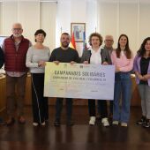 El Ayuntamiento de Vila-real entrega un cheque solidario a la asociación Pintando el Camino en rosa