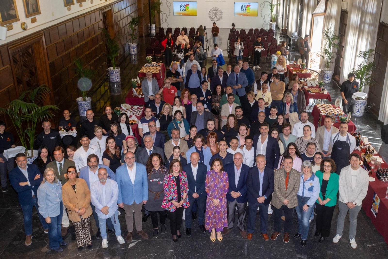 Responsables municipales y participantes en la presentación de Saborea nuestros barrios Responsables municipales y participantes en la presentación de Saborea nuestros barrios