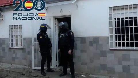 Vivienda de Elda en la que estaba el punto de venta de sustancias estupefacientes. Vivienda de Elda en la que estaba el punto de venta de sustancias estupefacientes.