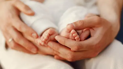 Recién nacido en brazos Recién nacido en brazos