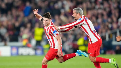 Juli&aacute;n Alvarez celebra su gol en el Camp Nou
