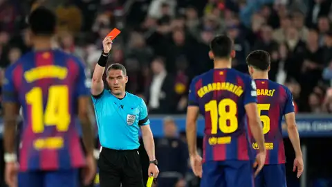 Momento en el que el árbitro Kovacs le muestra la tarjeta roja a Cubarsí Momento en el que el árbitro Kovacs le muestra la tarjeta roja a Cubarsí