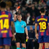 Momento en el que el árbitro Kovacs le muestra la tarjeta roja a Cubarsí