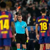 Momento en el que el árbitro Kovacs le muestra la tarjeta roja a Cubarsí Momento en el que el árbitro Kovacs le muestra la tarjeta roja a Cubarsí