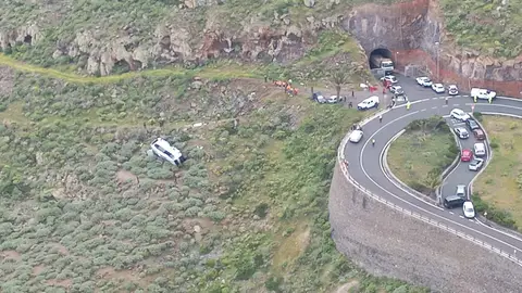 Vista aérea del autobús que ha caído por un terraplén en La Gomera Vista aérea del autobús que ha caído por un terraplén en La Gomera