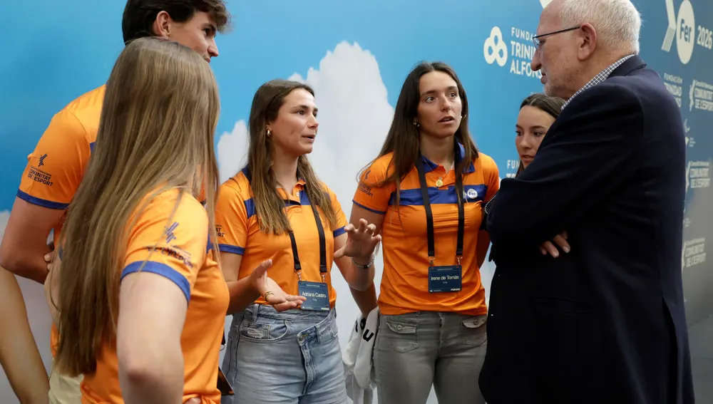 Presentación de una nueva edición del Proyecto FER. En la imagen Roig conversa con algunos de los atletas Presentación de una nueva edición del Proyecto FER. En la imagen Roig conversa con algunos de los atletas