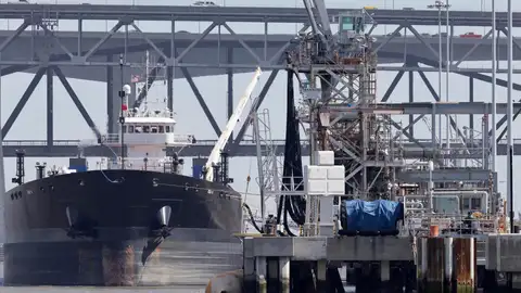 Imagen de archivo de una refinería. Imagen de archivo de una refinería.