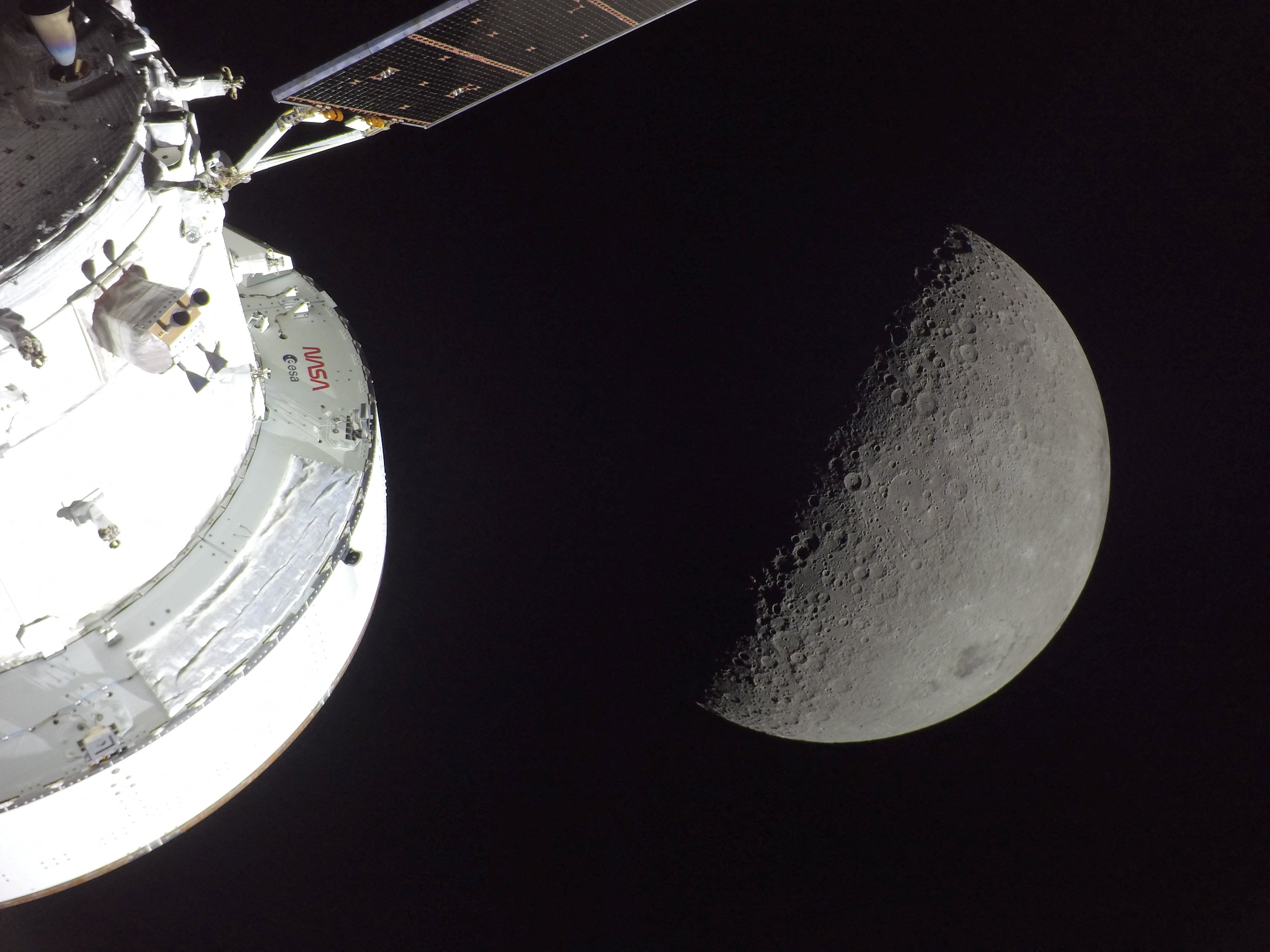 Vista de la nave Orion a su paso por la Luna Vista de la nave Orion a su paso por la Luna