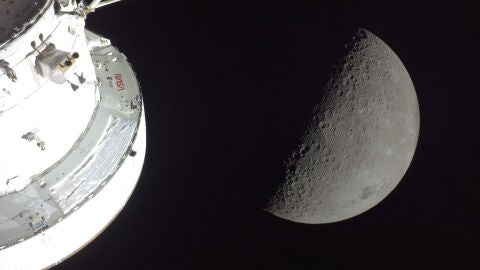Vista de la nave Orion a su paso por la Luna Vista de la nave Orion a su paso por la Luna