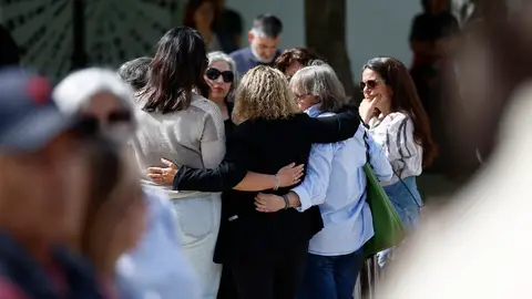 Familiares y amigos guardan un minuto de silencio este viernes en la Plaza España del Ayuntamiento de Villanueva de la Cañada Familiares y amigos guardan un minuto de silencio este viernes en la Plaza España del Ayuntamiento de Villanueva de la Cañada/ EFE/ Rodrigo Jiménez