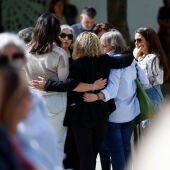 Familiares y amigos guardan un minuto de silencio este viernes en la Plaza España del Ayuntamiento de Villanueva de la Cañada/ EFE/ Rodrigo Jiménez